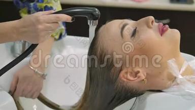 现代水疗中心的头发护理。 理发店理发的女人。 女人在水疗中心洗头。 水疗中心